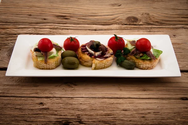 Crostini vith mussarela queijo anchova e tomate — Fotografia de Stock