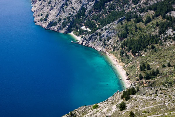 Vrulja strand in de buurt van brela, Kroatië — Stockfoto