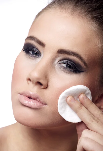 Mulher removendo maquiagem — Fotografia de Stock