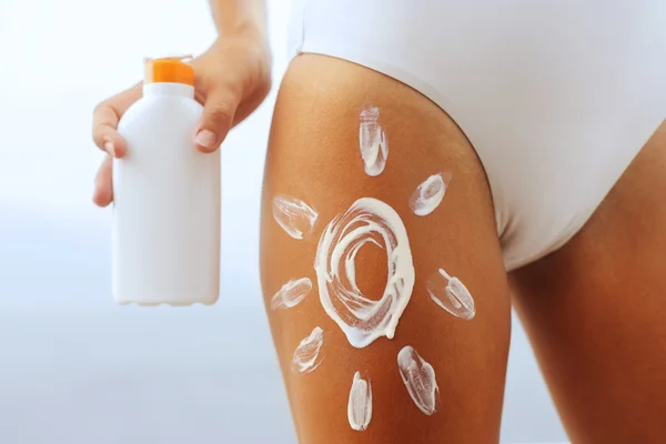 Sunscreen body protection in summer — Stock Photo, Image