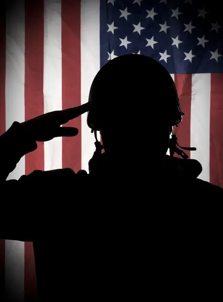 Amerikanischer (usa) Soldat salutiert zur US-Flagge — Stockfoto