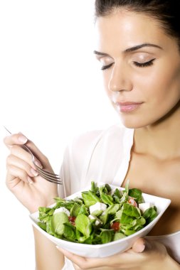 mutlu bir kadın sağlıklı sebze salatası yemek