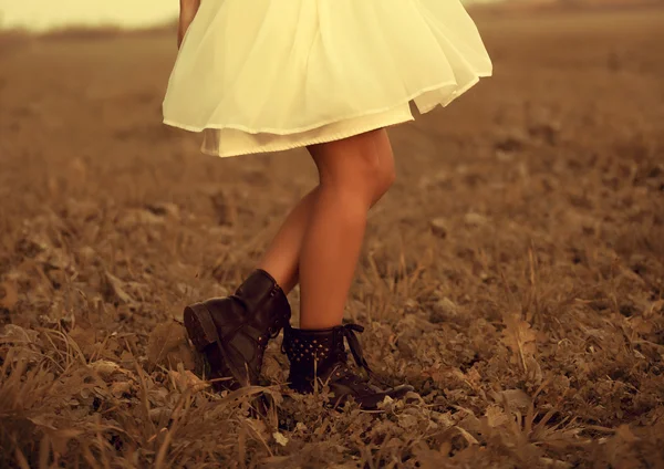 Mulher correndo no campo no outono — Fotografia de Stock