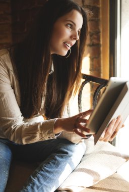 tablet duygu gösterilen Café bakıyorsun kız