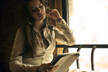 tablet Café bakıyorsun kız