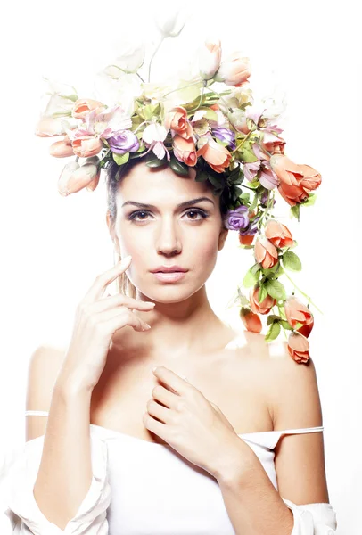 Mooie vrouw met bloemen in haar haar — Stockfoto