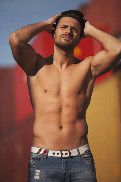 erkek kot pantolon poz, kaslı vücut, düşük vücut yağ, fitness