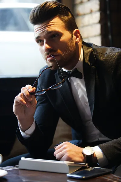 Gözlüklü takım elbiseli adam