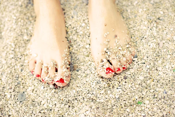 Sommer, Füße am Strand — Stockfoto