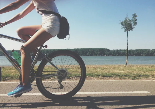 Fahrradfahren am Flussufer im Sommer, mobile Lager — Stockfoto