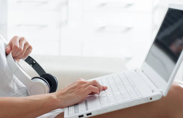 Γυναίκα Κάθεται Καναπέ Πληκτρολογώντας Φορητό Υπολογιστή Ακουστικά Χρονολόγηση Εικόνα Αρχείου