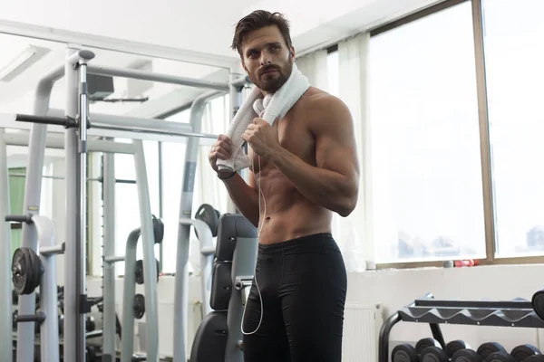 Joven Hombre Forma Gimnasio Fitness Escuchando Música Con Toalla Levantando Imágenes De Stock Sin Royalties Gratis