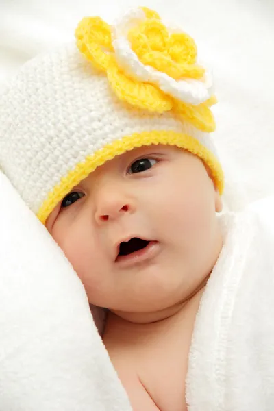 Bebé con un sombrero de punto — Foto de Stock