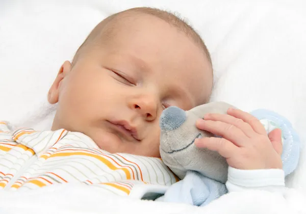 ベッドで寝てる赤ん坊 — ストック写真