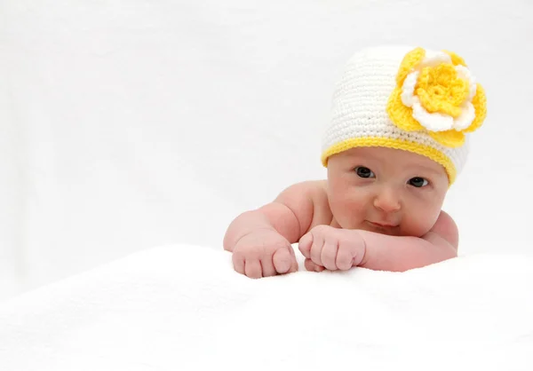 Baby met een gebreide muts — Stockfoto