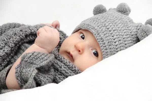 Baby in grijze hoed Rechtenvrije Stockafbeeldingen