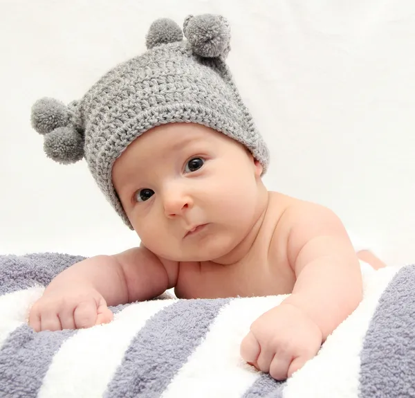 Baby i grå hatt — Stockfoto