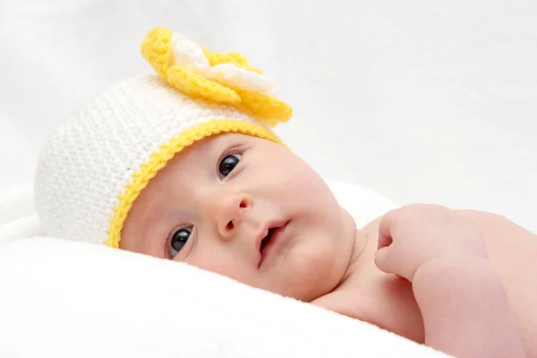 Hermoso bebé en sombrero de punto — Foto de Stock