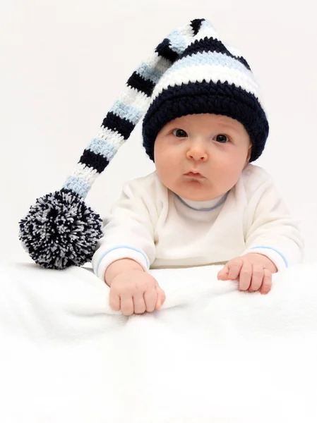 Bebé con sombrero de punto buscando — Foto de Stock
