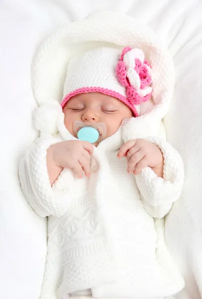 A little baby lies in bed — Stock Photo, Image