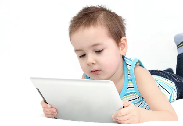 Niño usando una tableta digital — Foto de Stock