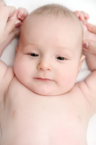 Baby op rug — Stockfoto