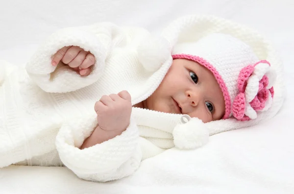 Pequeño bebé en sombrero blanco de punto — Foto de Stock