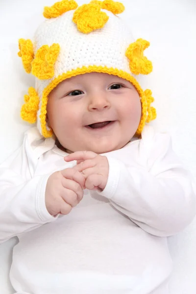 Bellissimo bambino in cappello lavorato a maglia — Foto Stock