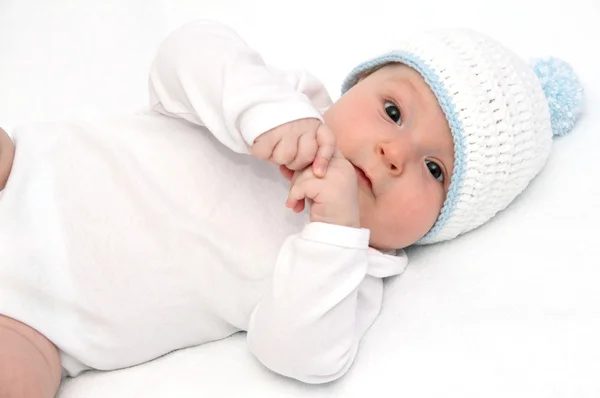 Baby ligt op rug — Stockfoto