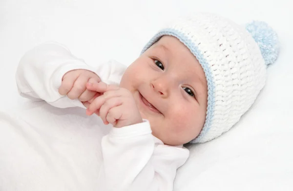 Happy baby ligger på rygg — Stockfoto