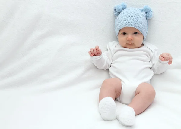 Baby in blauwe hoed — Stockfoto