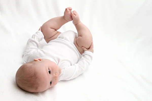 Baby op rug — Stockfoto