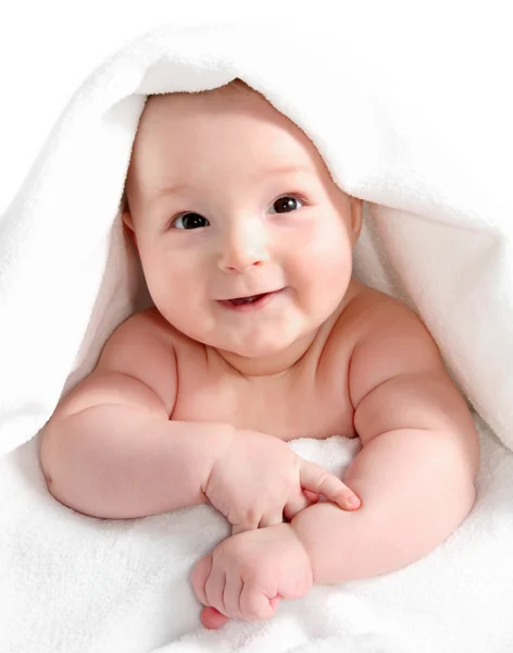 Ребенок под белым одеялом — стоковое фото