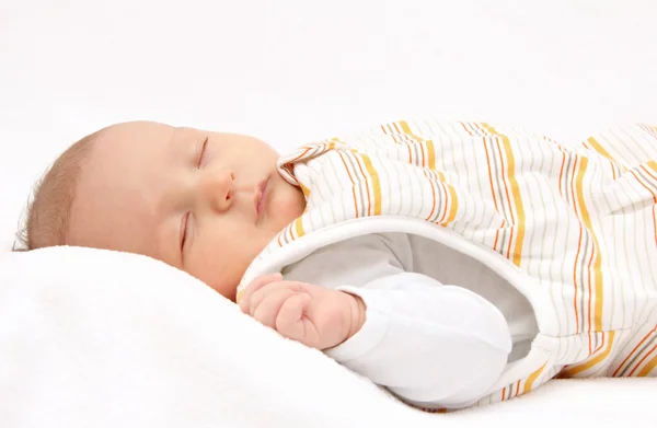 Sover barnet på rygg i sovsäck — Stockfoto