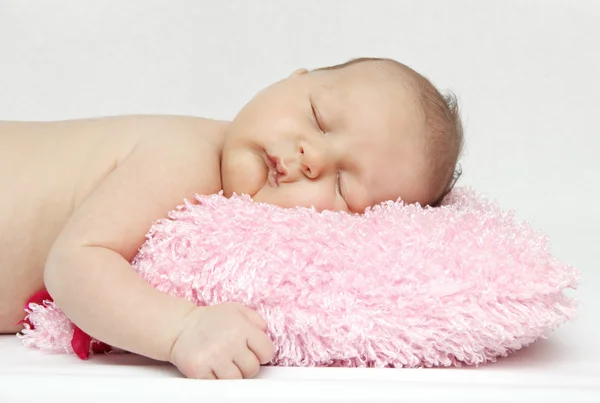 Hermoso bebé recién nacido dormido — Foto de Stock