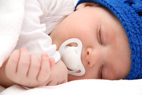 Schlafendes Baby mit Schnuller-Nahaufnahme Stockbild