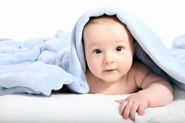 Baby na bad onder een deken — Stockfoto