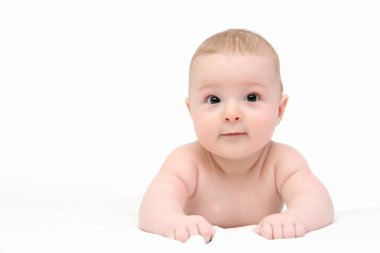 mooie gelukkig baby ligt op witte deken