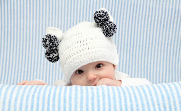 Baby mit Strickmütze — Stockfoto