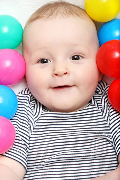 Gelukkig baby met speelgoed — Stockfoto