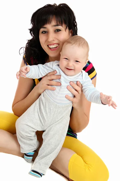 Lächelnde Mutter und glückliches Baby erste Schritte — Stockfoto