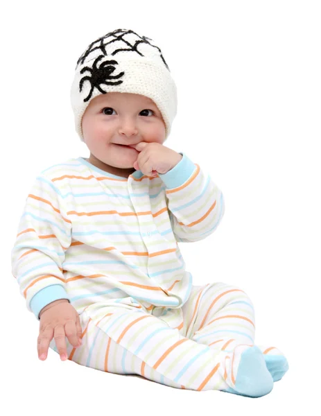 Menino bonito com chapéu de malha sentado — Fotografia de Stock