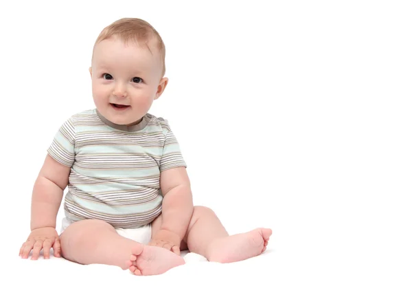 Schöne lachende Baby-Junge sitzt auf weißem Hintergrund — Stockfoto