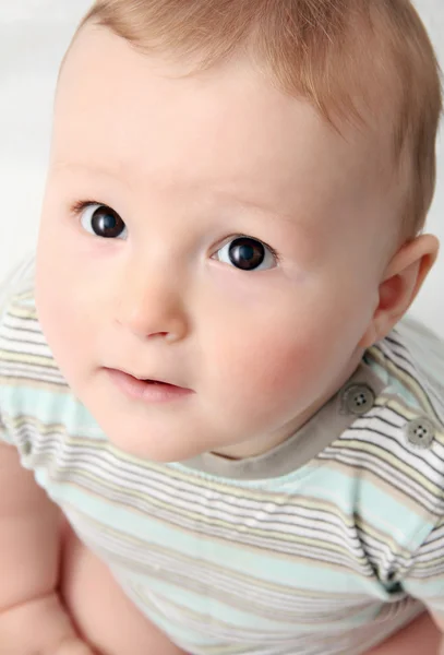 Beau bébé levant les yeux — Photo