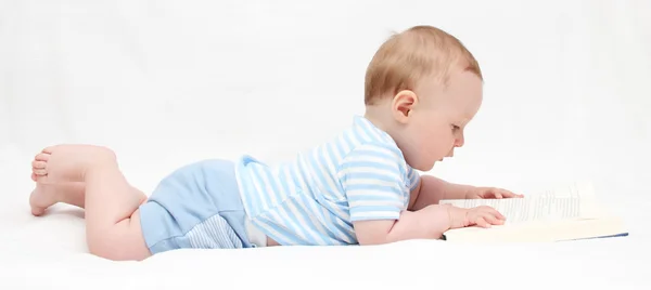 Bambino che legge un libro — Foto Stock