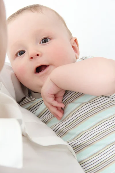 Baby in den Händen der Mutter — Stockfoto