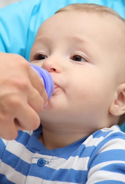 Menino bebe leite de bebê — Fotografia de Stock