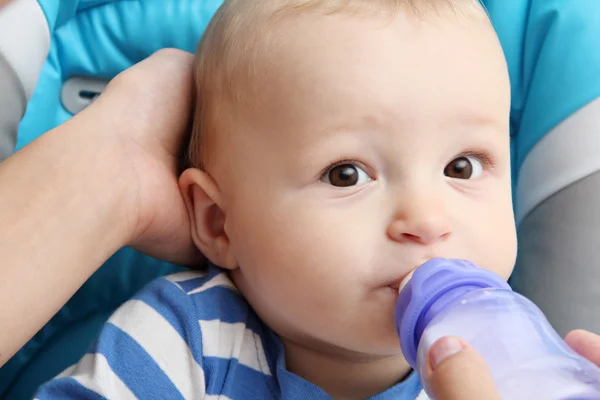 Baby trinkt Babymilch — Stockfoto