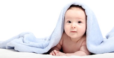 Battaniyenin altında banyo üstüne bebek