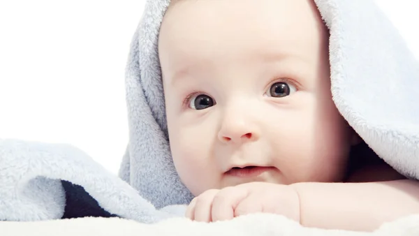 Baby efter bad under en filt — Stockfoto
